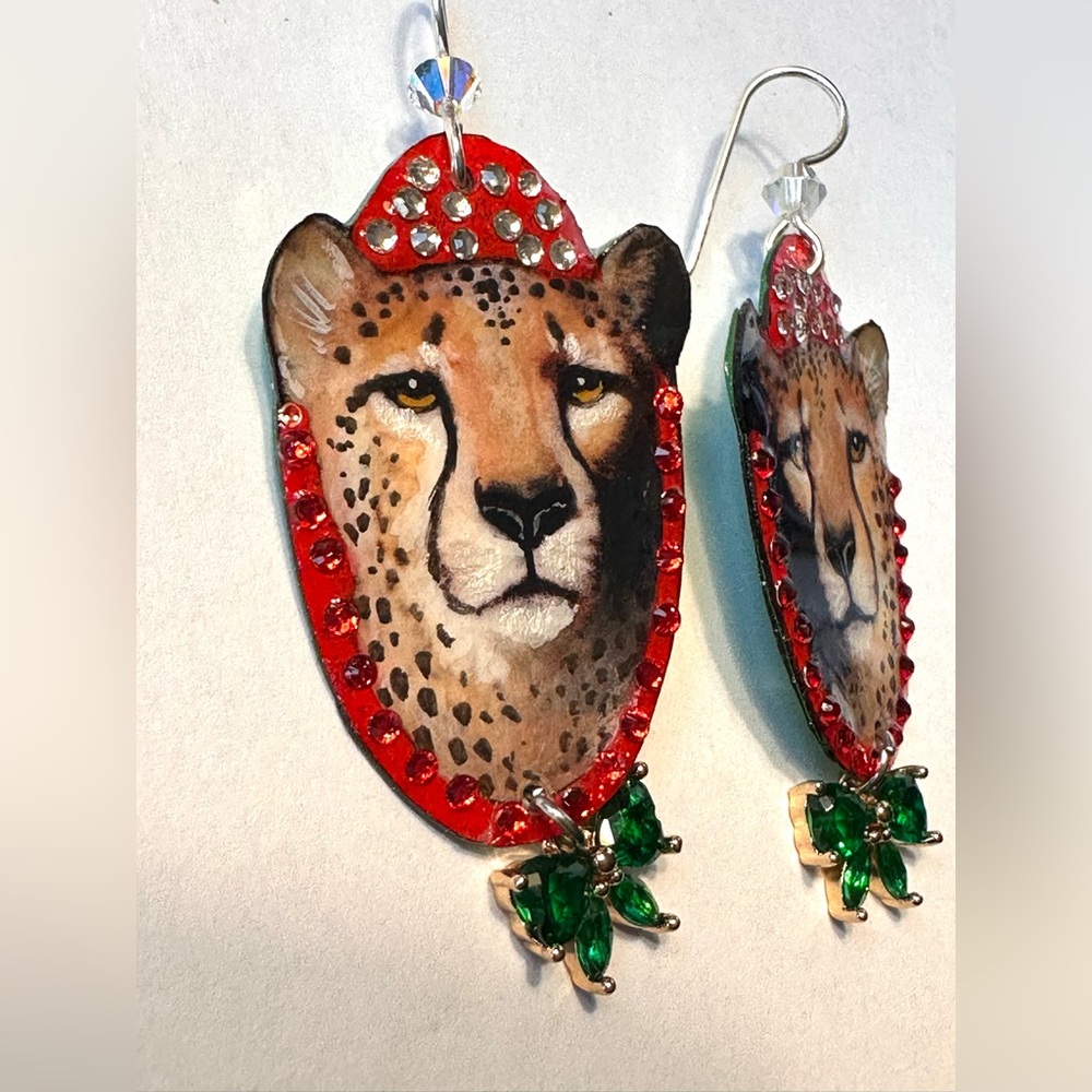 Beautiful hand painted cheetah holiday Christmas earrings, wreath unique gift - Picture 7 of 8